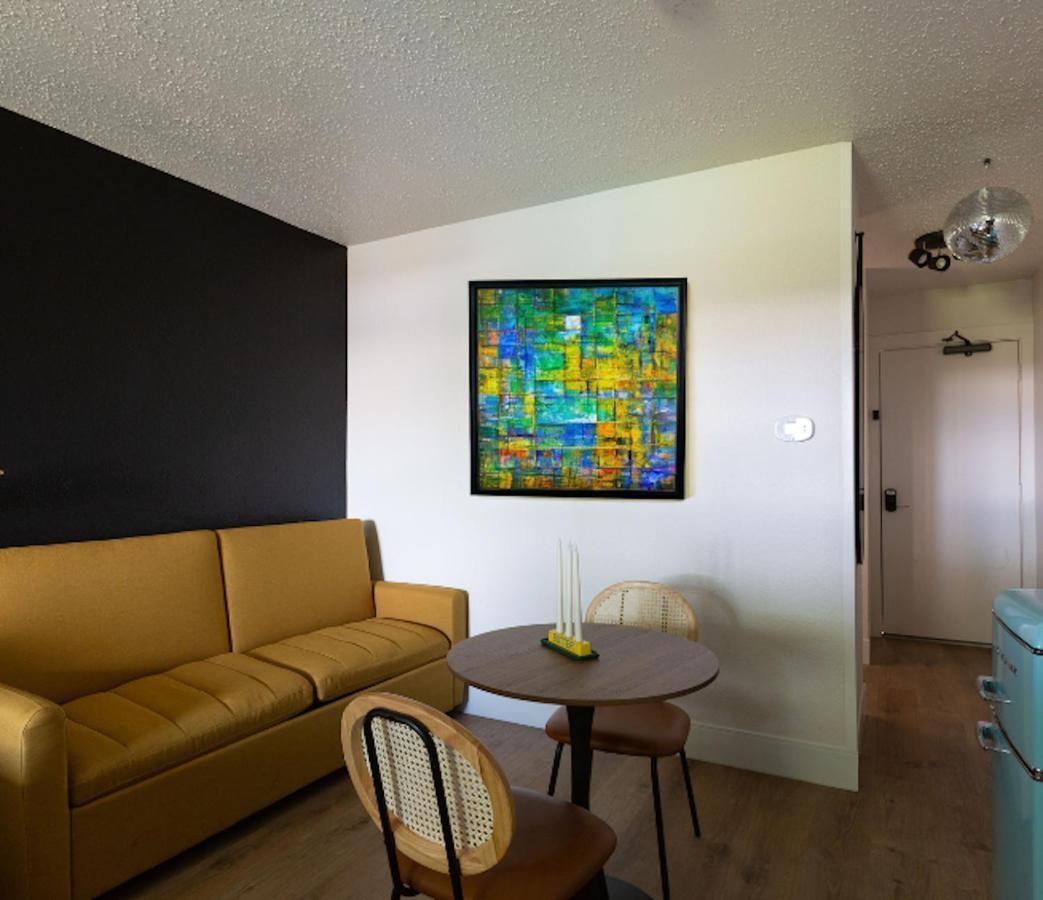 Hotel Mccoy - Art, Libations, Pool Society Колидж Стейшън Екстериор снимка